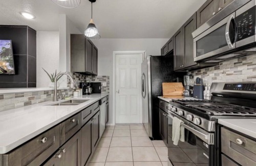 Kirby House | 4-bedroom-20 minutes from Airport & Riverwalk Space for everyone bring them all!