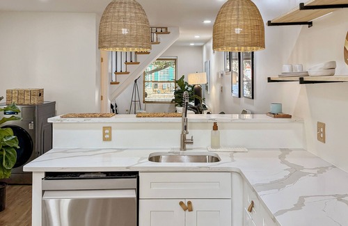 Riverfront House | 4-bedroom 3.5 Bathrooms townhome located downtown Wilmington, DE with W/D!