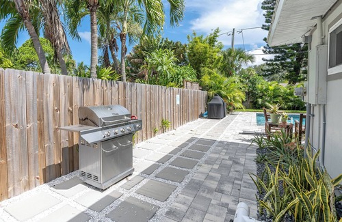 Belle Vista House | 4 Bedroom/3 Bath Pool Home Child Friendly- 5 Min walk to beach!