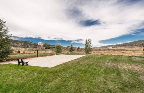 Bear Hollow Village House | 4 Bedroom 3 Bathroom + Hot Tub Minutes from Slopes