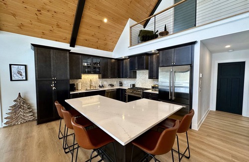 Campton House | 4 Bedroom, 4 Bath New Luxury Mountain-Chic Retreat on a Golf Course Resort!