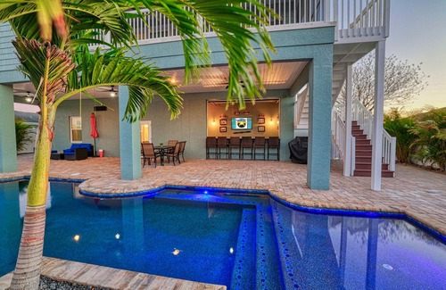 Spring Hill House | 4 bedroom 4 bath/heated pool/sleeps 13/Kayaks