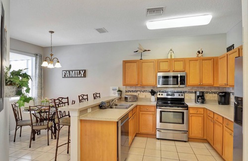 Haines City Villa | 4 Bedroom/4 Bathroom full en-suite Vacation Home with Pool, Spa and Game Room.