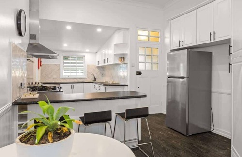 Newtown House | 4 bedroom 4 bathroom Urban Getaway Ipswich, Pets Allowed