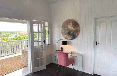 Newtown House | 4 bedroom 4 bathroom Urban Getaway Ipswich, Pets Allowed