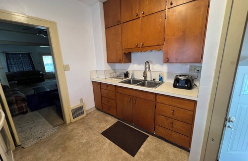 Cedar Rapids - Iowa City House | 4 Bedroom, 6 Bed, 2 Bathroom 2 Story Spacious Home NW Side of CR