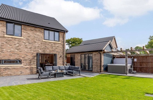 Irstead Cottage | 4 bedroom accommodation in Fleggburgh, near Great Yarmouth