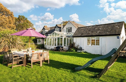 New Forest District Cottage | 4 bedroom accommodation in Tiptoe, near Lymington