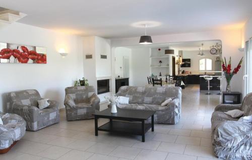 Apt House | 4 Bedroom Awesome Home In Apt