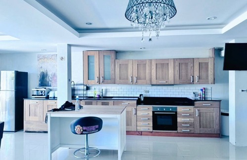 Kathu House | 4 bedroom/bathroom for 12 guests, private pool. 7 kms to Patong