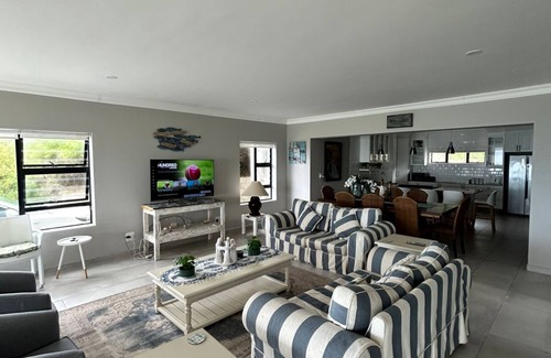 Reebok House | 4-bedroom Beachside house in Garden Route District