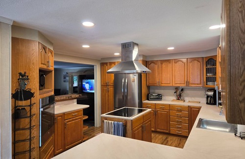 Lakeside Ski Chalet | 4-bedroom cabin in peaceful Lakeside Oregon