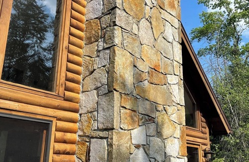 Londonderry Cabin | 4-bedroom cabin near skiing in charming Peru