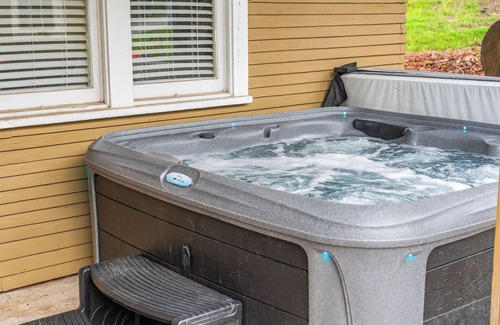 Downtown Branson House | 4 bedroom close to The Branson Landing! Hot tub!