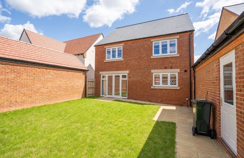 Bicester House | 4 Bedroom Detached House 5mins Walk to Shopping Village