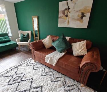 Solihull House | 4 Bedroom Equipped House Driveway- 10 Mins to NEC JLR BHX HS2 & More- Birmingham Sutton Coldfield, Coleshill & More