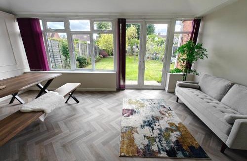 Solihull House | 4 Bedroom Equipped House Driveway- 10 Mins to NEC JLR BHX HS2 & More- Birmingham Sutton Coldfield, Coleshill & More