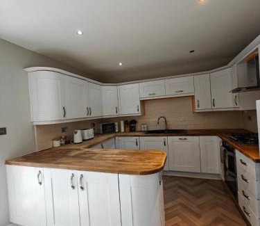 Solihull House | 4 Bedroom Equipped House Driveway- 10 Mins to NEC JLR BHX HS2 & More- Birmingham Sutton Coldfield, Coleshill & More