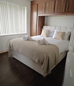 Solihull House | 4 Bedroom Equipped House Driveway- 10 Mins to NEC JLR BHX HS2 & More- Birmingham Sutton Coldfield, Coleshill & More