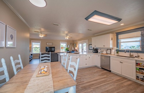Terramar Beach House | 4 Bedroom! Family Beach Retreat, 5 Min Walk to Beach and Bay! Sleeps 12