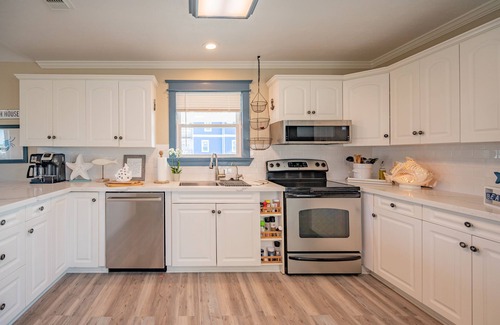 Terramar Beach House | 4 Bedroom! Family Beach Retreat, 5 Min Walk to Beach and Bay! Sleeps 12