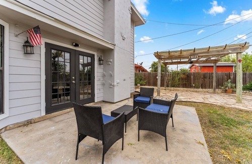 West San Antonio House | 4 Bedroom Family Oasis - 5 Mins to SeaWorld - Sleeps 12 - RiverWalk - King Suite