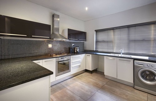 Greater Johannesburg Metropolitan Area Apartment | 4 Bedroom fully serviced standard Villa with king and twin beds in Sandton CBD