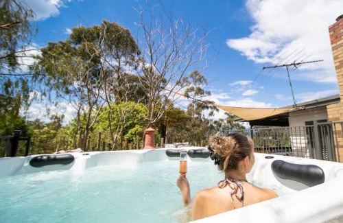 Healesville House | 4 Bedroom fun house - spa, sauna, fire pits & more
