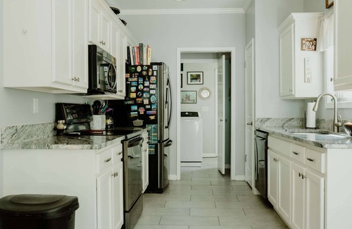 Oxford House | 4-Bedroom Gameday Oasis by the Lake