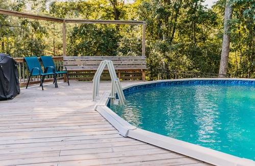 Oxford House | 4-Bedroom Gameday Oasis by the Lake