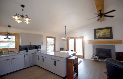 Carbondale House | 4-bedroom get away with large kitchen, patio and backyard