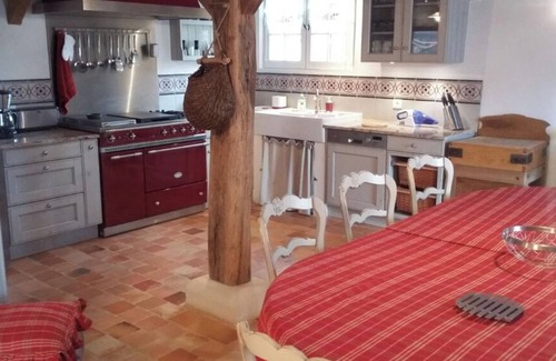 Saint-Bris-des-Bois House | 4-bedroom house for 8 people, sleeps up to 12 people