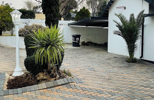 Greater Johannesburg Metropolitan Area House | 4-bedroom house in fabulous Johannesburg South with free WiFi, fitness room