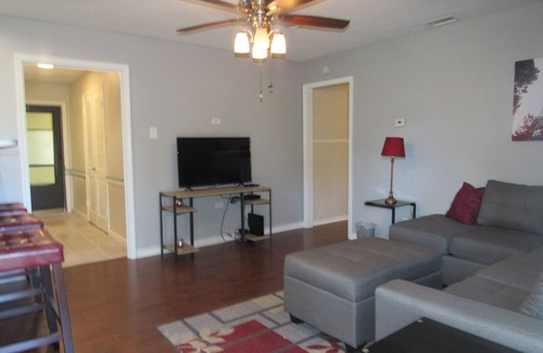 Garland House | 4 Bedroom Home - Great Location (Sleep 10 Guest)