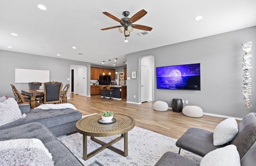 Hutto House | 4-bedroom Home in Round Rock -Smart TVs in every room -Pet-friendly!