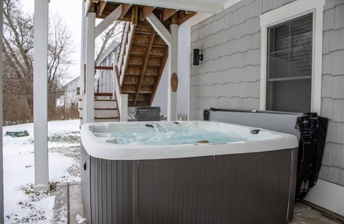 Miami Park House | 4 bedroom home w hot tub. Tram down to the beach.