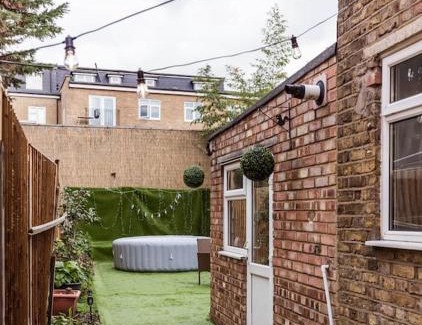 Haringey House | 4 bedroom house, 2 Min Walk From Station
