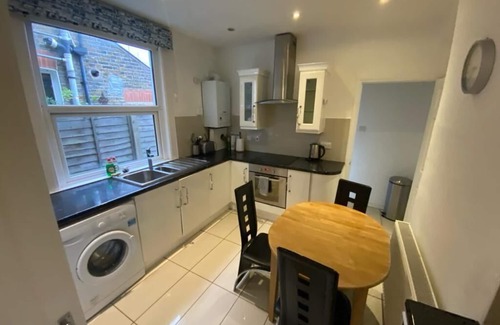 Tooting House | 4 Bedroom house, 3 Bathrooms, 2 Kitchens, Living Room, Garden