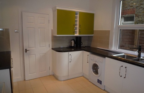 Tooting House | 4 Bedroom house, 3 Bathrooms, 2 Kitchens, Living Room, Garden