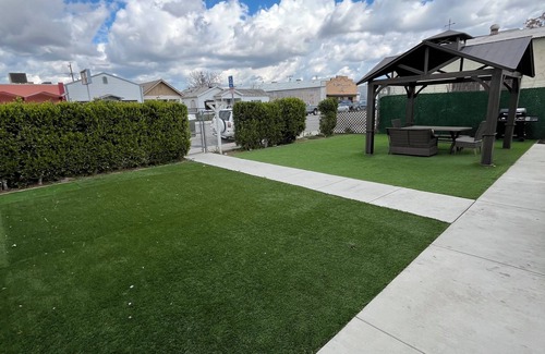 Bakersfield House | 4-bedroom house 6 beds in awesome Bakersfield with WiFi, AC to enjoy with family