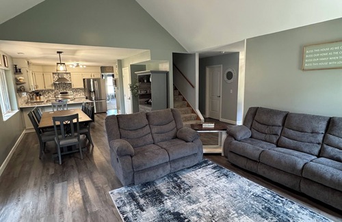 Grantville House | 4 Bedroom House at Perry Lake, Only a Minute from the Marina,Beach,Bar&Slips