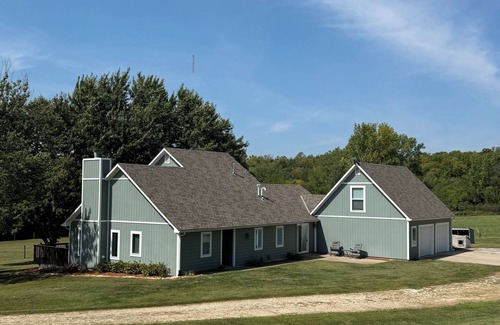 Grantville House | 4 Bedroom House at Perry Lake, Only a Minute from the Marina,Beach,Bar&Slips