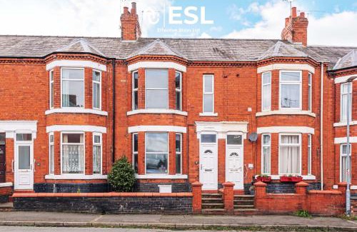 Crewe House | 4 Bedroom House - Great for Group Stays