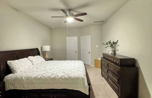 Conroe House | 4-bedroom house in fantastic Shenandoah with Wi-Fi, AC