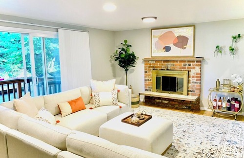 Kirkland House | 4-bedroom house in lovely Kirkland2 with AC, fully fenced