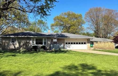 Indianapolis House | 4-bedroom house in marvelous Speedway close to Downtown &IMS
