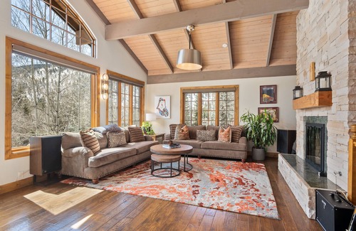 Knollwood House | 4-bedroom house in superb Aspen with WiFi. On the free bus route.