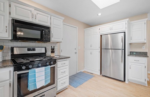 Plymouth House | 4-bedroom house in peaceful Minneapolis with AC, WiFi