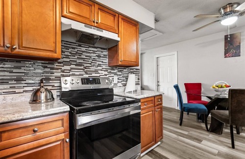 Richmond Heights House | 4-bedroom house in wonderful Orlando with WiFi, AC, and a large backyard.