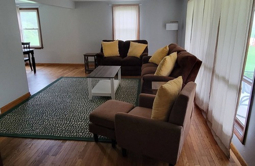 Ashwaubenon House | 4 bedroom house next door to Lambeau Field w/hot tub